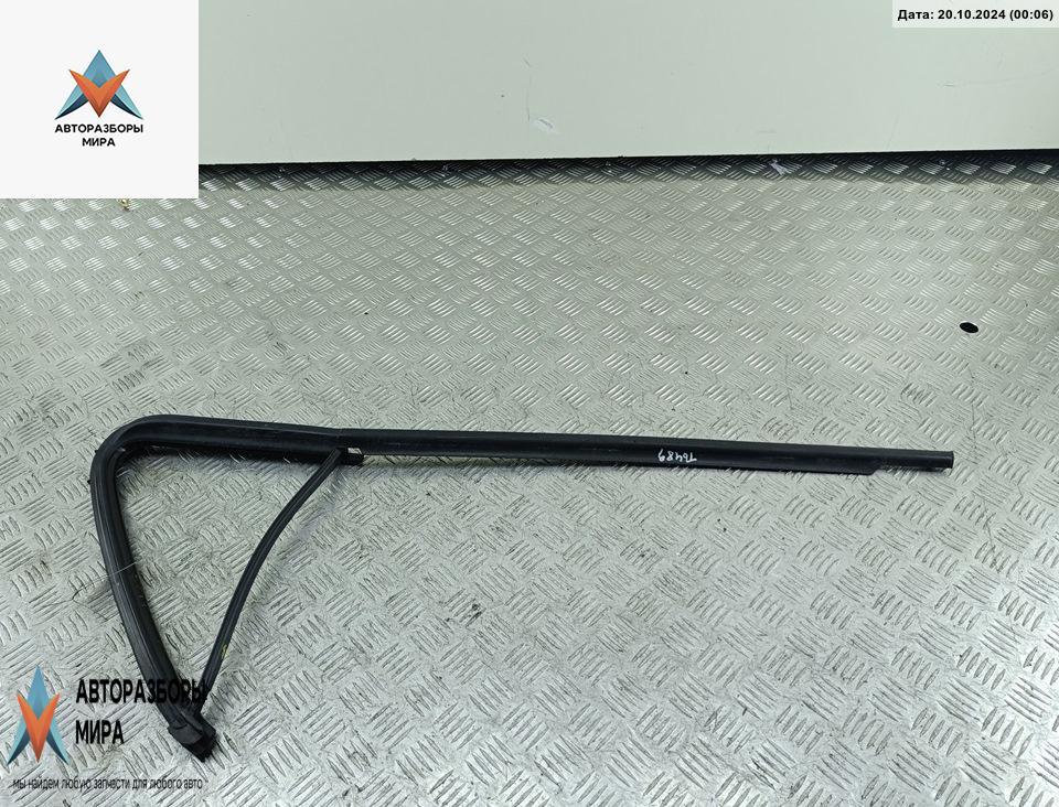 Молдинг стекла двери задней левой наружный Renault Laguna 2 поколение 2001, 3.0 л., бензин, АКПП, красный, хетчбэк 5 дв., 8200022348 - фото №1