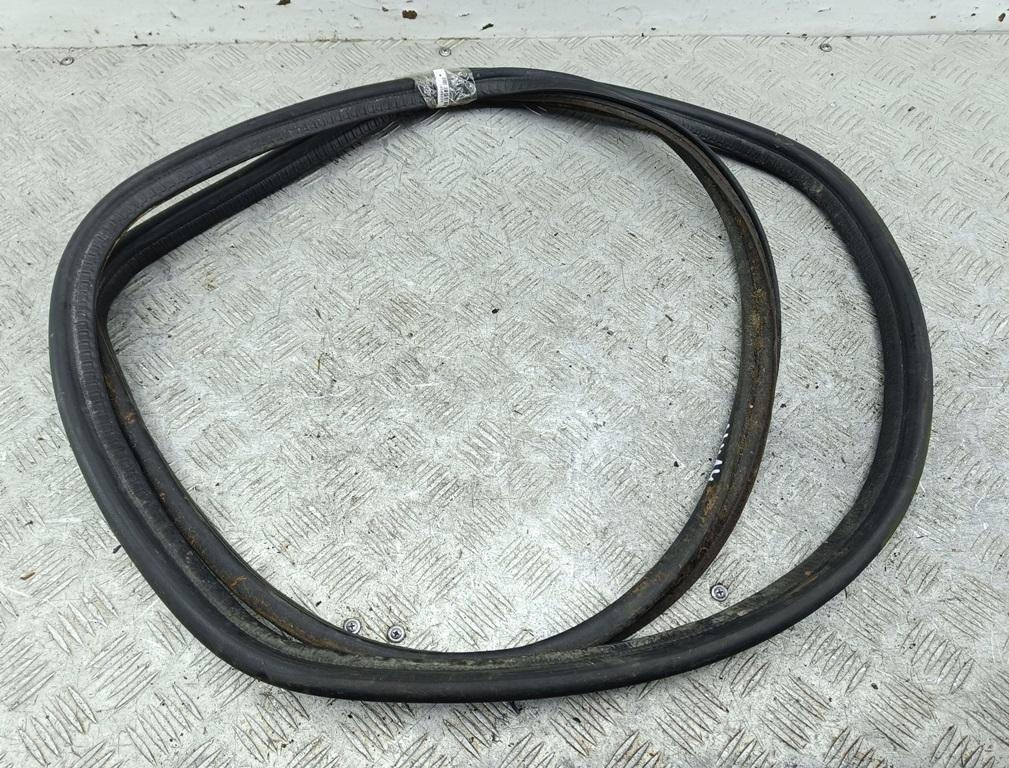 Уплотнитель крышки (двери) багажника Mercedes-Benz C-Класс W202/S202 1993, 1.8 л., бензин, МКПП, жёлтый, седан - фото №1