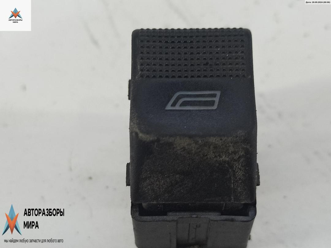кнопка стеклоподъемника переднего левого Audi A4 B5 1995, 1.6 л., бензин, МКПП, зелёный, седан, 4D0959855 - фото №1