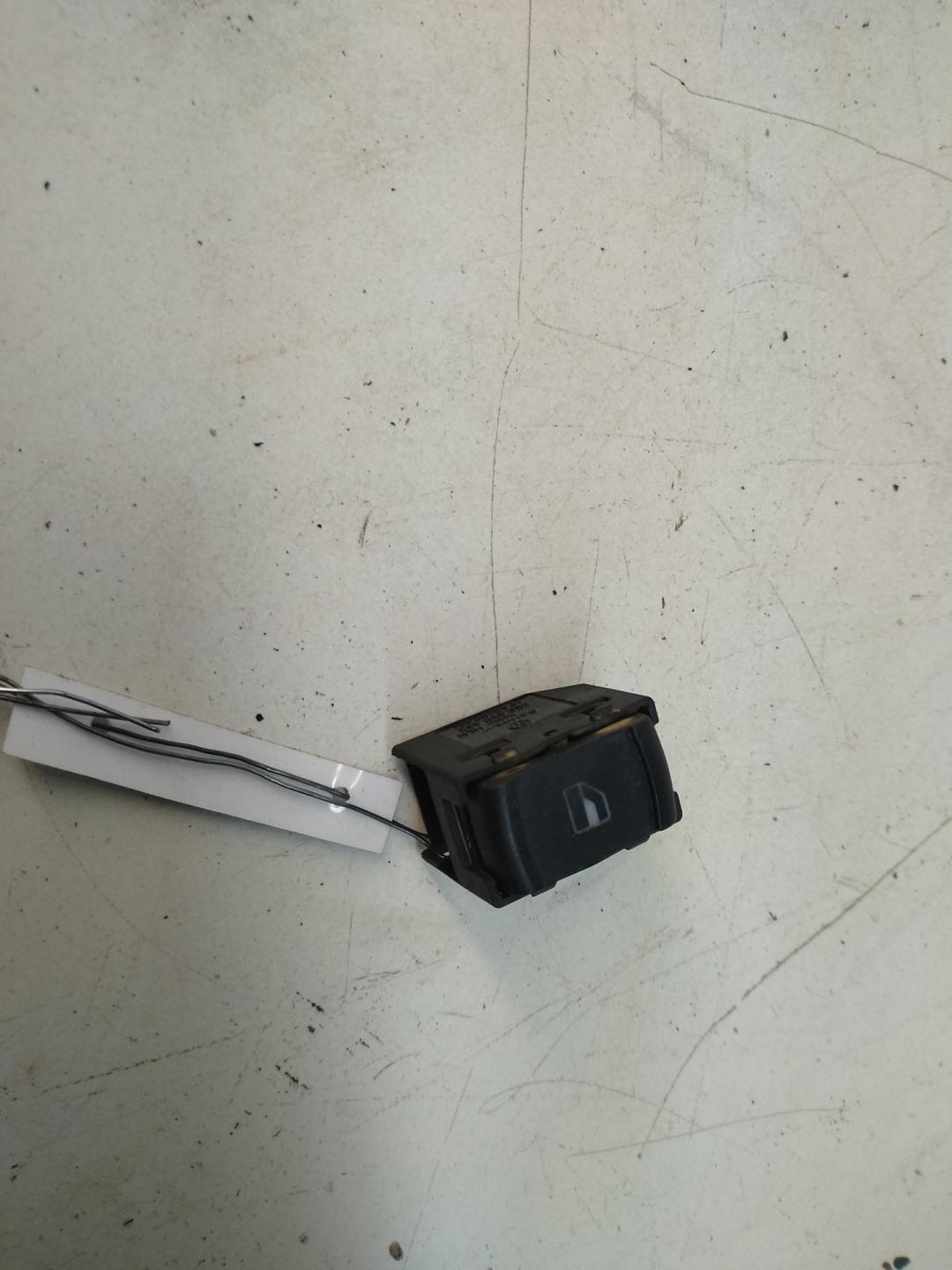 кнопка стеклоподъемника переднего правого Skoda Octavia mk1 (A4 1U) 2003, 1.9 л., дизель, МКПП, серый, универсал, 3B0959855