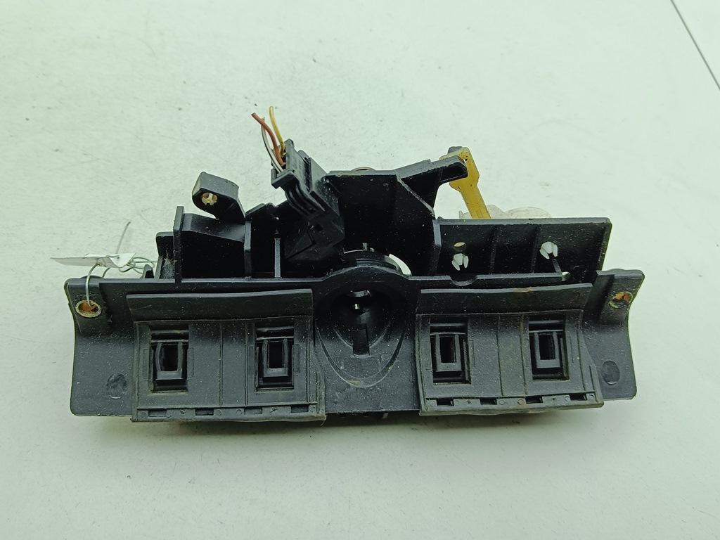 кнопка открытия багажника Audi A4 B5 1997, 1.8 л., бензин, АКПП, синий, универсал, 8D9827565