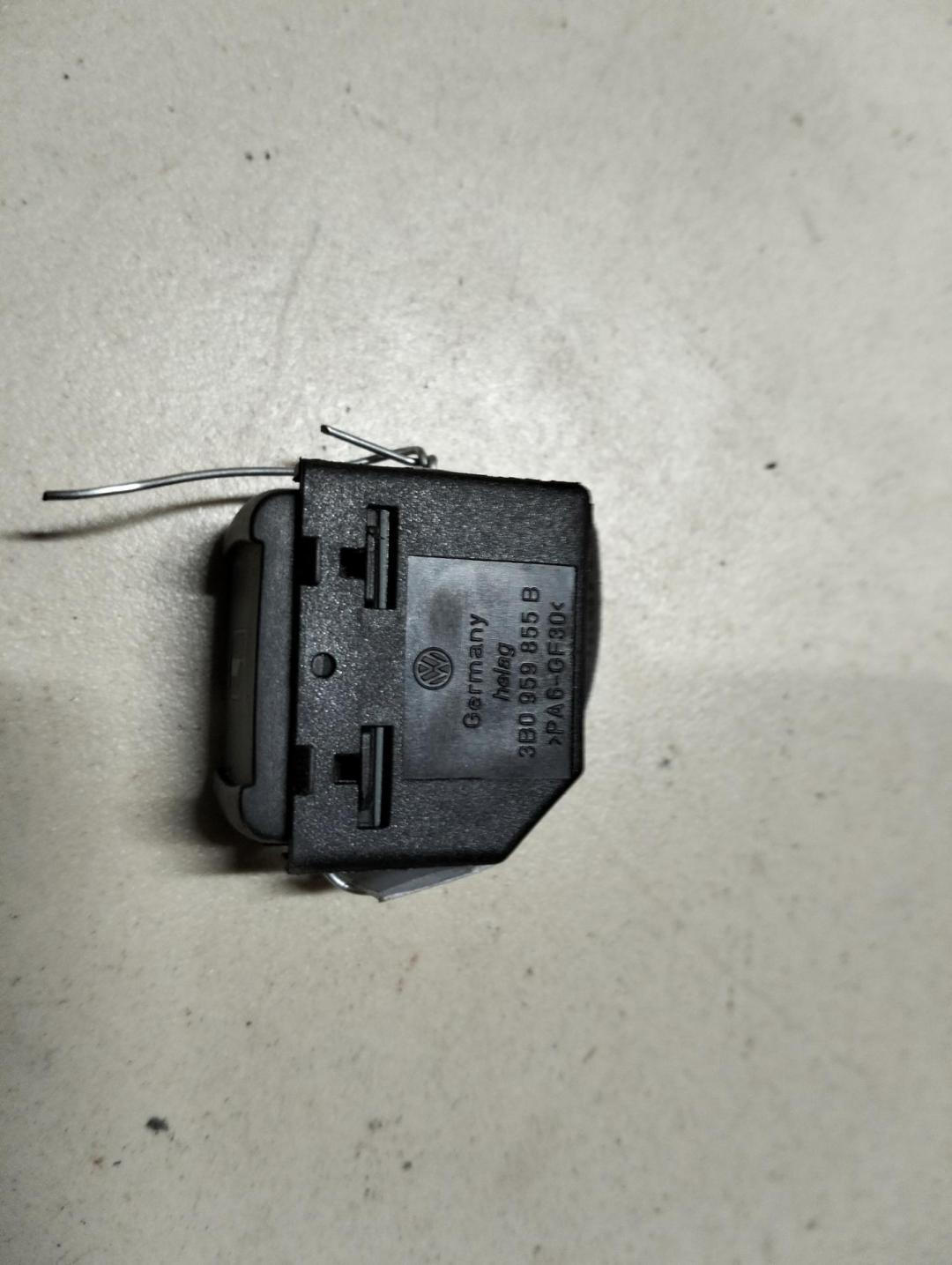 кнопка стеклоподъемника заднего правого Volkswagen Passat B5 1997, 1.8 л., бензин, МКПП, серый, седан, 3B0959855B