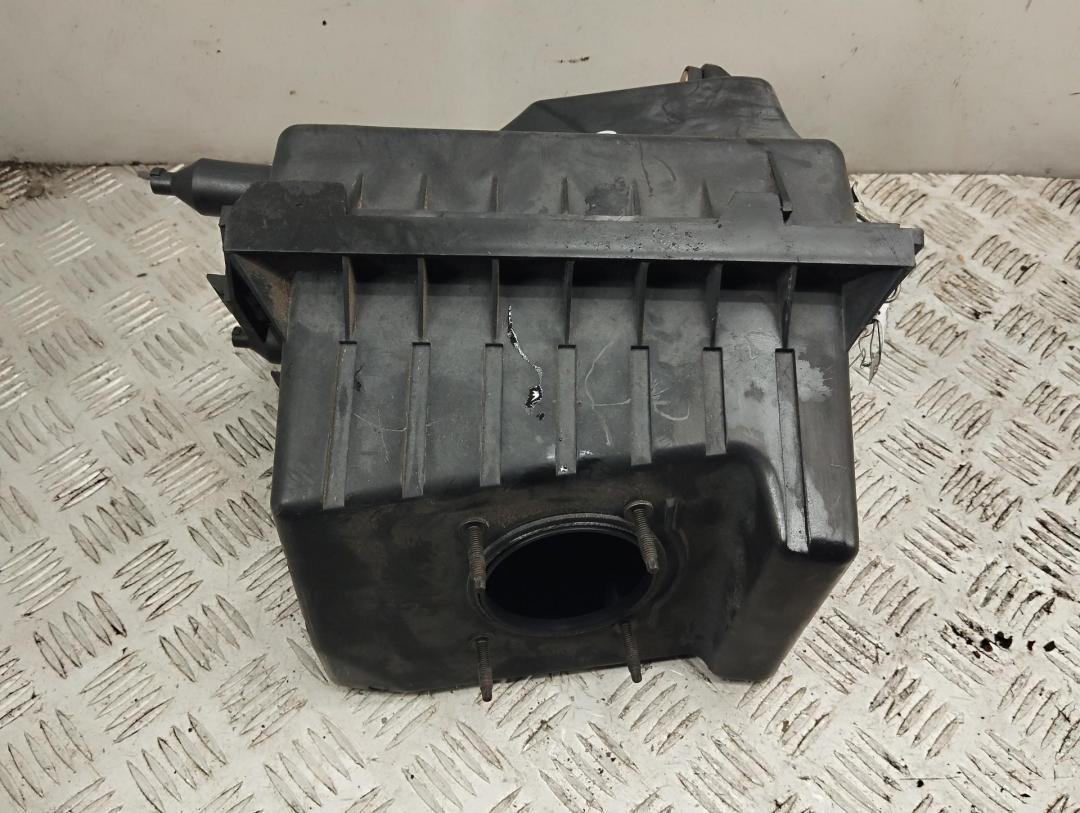 корпус воздушного фильтра Ford Maverick 2001, 2.0 л., бензин, МКПП, серый, внедорожник 5 дв.