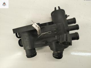 корпус термостата Volkswagen Golf 4 поколение 1999, 1.4 л., бензин, МКПП, белый, хетчбэк 5 дв., 032121111NQ