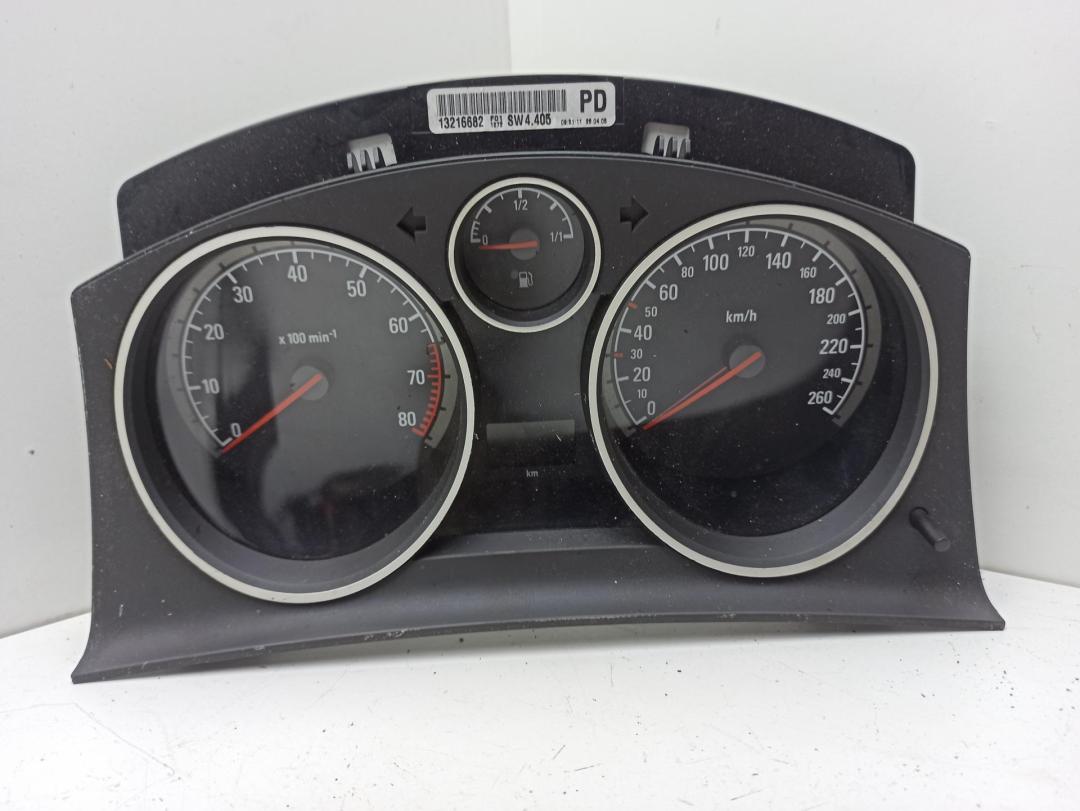 приборная панель Opel Zafira B 2005, 1.6 л., бензин, МКПП, серый, минивэн, 13216682