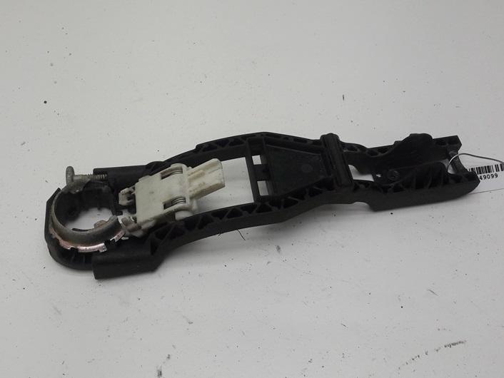 Корпус (держатель) ручки двери передней правой SEAT Ibiza 3 поколение 2003, 1.4 л., бензин, МКПП, чёрный, хетчбэк 3 дв. - фото №1