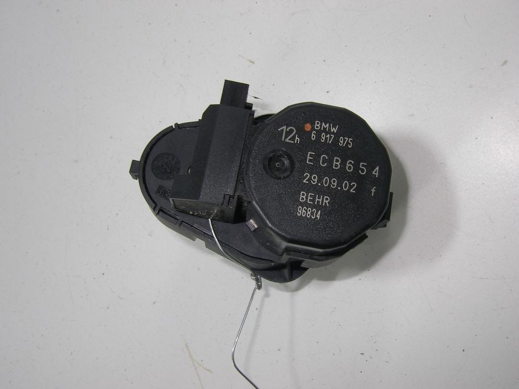 моторчик заслонки печки BMW 7 серия E65/E66/E67 2002, 4.4 л., бензин, АКПП, чёрный, седан, 6917975 - фото №1