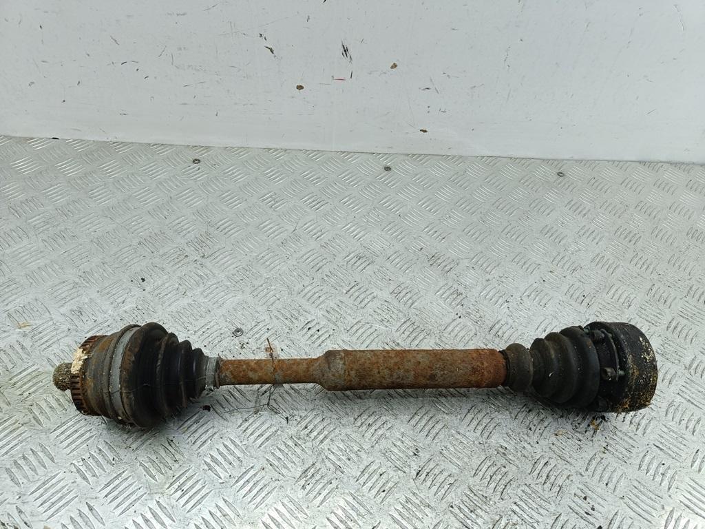 полуось передняя левая (приводной вал, ШРУС) Volkswagen Passat B5 1998, 1.6 л., бензин, МКПП, синий, универсал