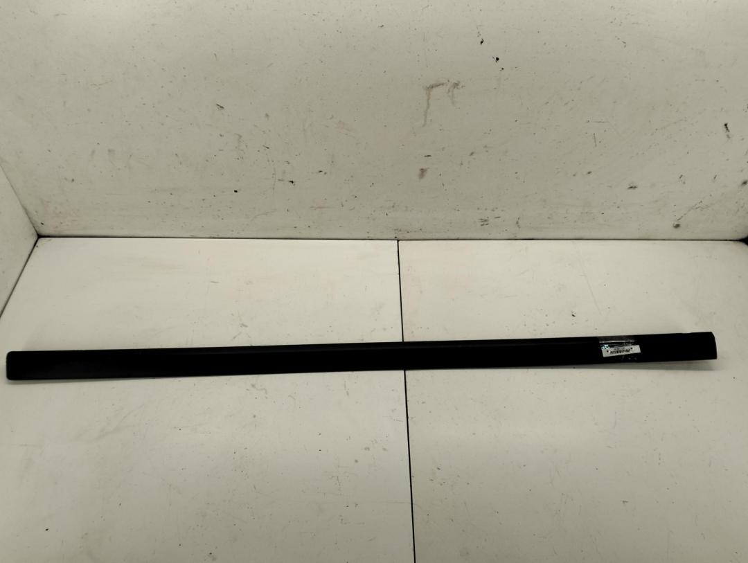 молдинг двери передней левой SEAT Toledo 2 поколение 2001, 1.9 л., дизель, МКПП, синий, седан, 1M0853515C - фото №1