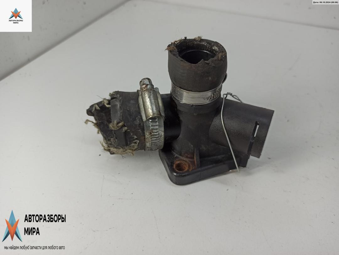 фланец (тройник) системы охлаждения Audi A4 B5 1996, 1.6 л., бензин, МКПП, синий, седан - фото №1