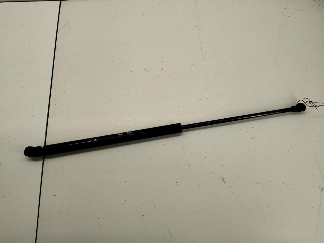 амортизатор крышки багажника (3-5 двери) Volkswagen Passat B5 1998, 1.8 л., бензин, МКПП, чёрный, универсал, 3B9827550