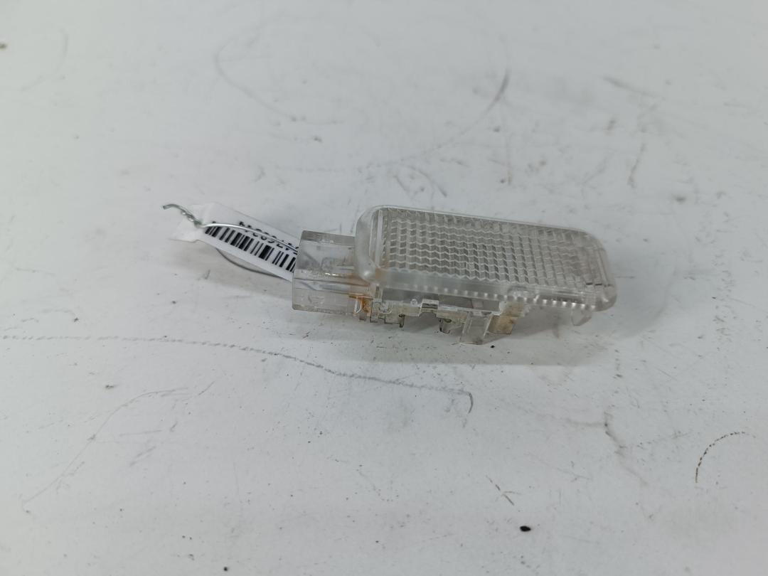 фонарь салона (плафон) Audi A4 B6 2003, 2.5 л., дизель, АКПП, чёрный, универсал, 8D0947415