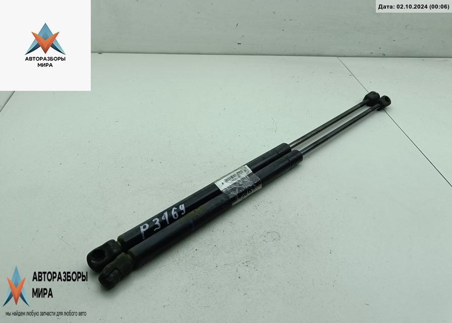 амортизатор крышки багажника (3-5 двери) Volkswagen Golf 3 поколение 1993, 1.6 л., бензин, МКПП, красный, хетчбэк 3 дв., 1H6827550A - фото №1