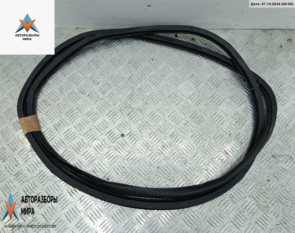 уплотнитель двери Volkswagen Polo 4 поколение 2002, 1.4 л., бензин, МКПП, серый, хетчбэк 3 дв., 6Q0867312D - фото №1