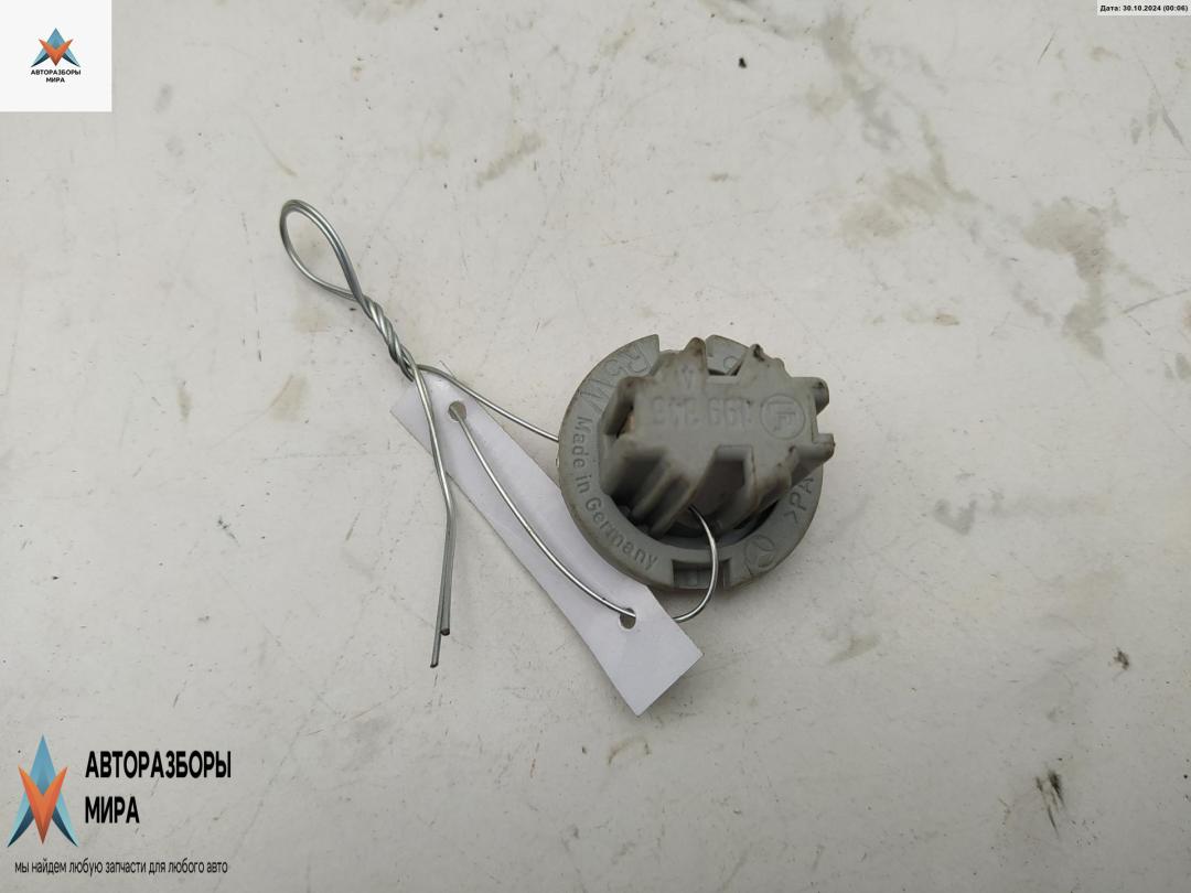 Патрон лампы фонаря Mercedes-Benz E-Класс W210/S210 1996, 2.8 л., бензин, АКПП, зелёный, седан, 199346 - фото №1