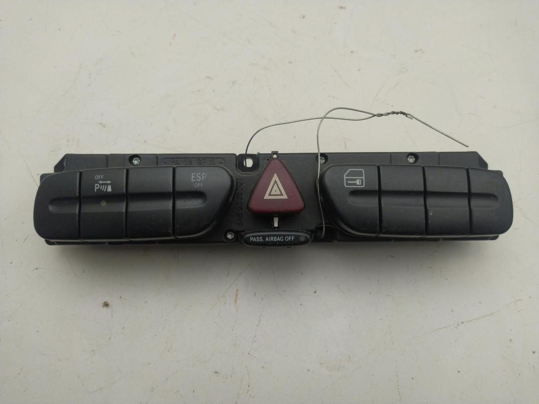 кнопка аварийной сигнализации Mercedes-Benz C W203 2004, 1.8 л., бензин, МКПП, чёрный, хетчбэк 3 дв., 2038218179