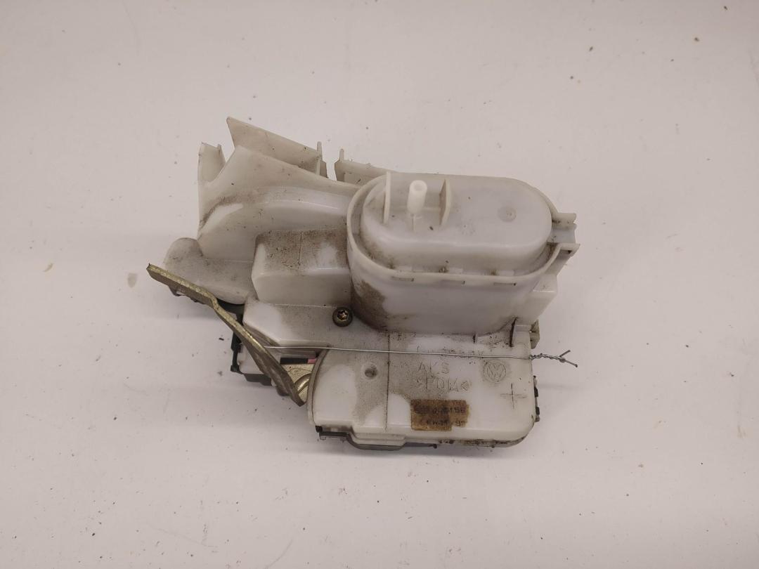 замок двери задней правой Volkswagen Polo 1995, 1.6 л., бензин, МКПП, красный, седан, 6K4839016B