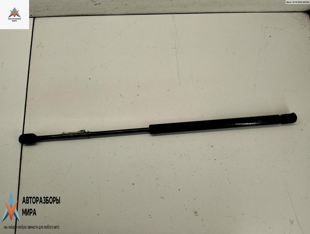 амортизатор крышки багажника (3-5 двери) Volkswagen Golf 3 поколение 1995, 1.6 л., бензин, МКПП, красный, хетчбэк 5 дв., 1H6827550A - фото №1