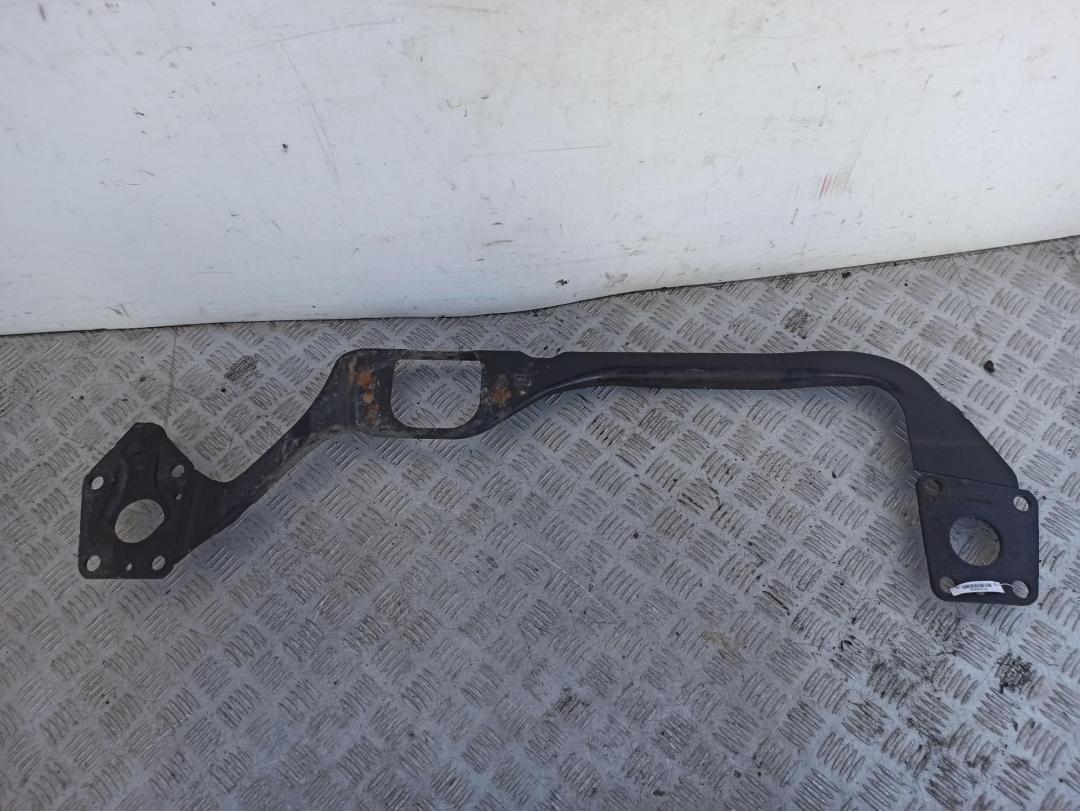 балка под радиатор Audi A4 B5 1995, 1.6 л., бензин, МКПП, синий, седан, 8D0805851