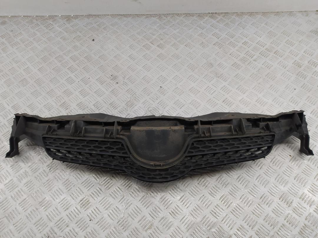 решетка радиатора Toyota Auris 1 поколение 2007, чёрный, хетчбэк 5 дв., 53111-02390 - фото №1