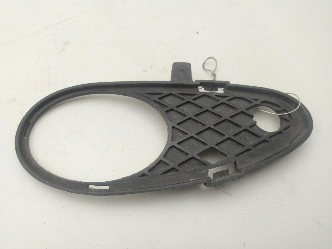 рамка фары противотуманной левой Mercedes-Benz C-Класс W203/S203/CL203 2002, 2.2 л., дизель, АКПП, серый, седан, 2038850523 - фото №1