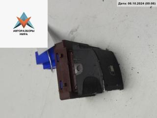 Кнопка открывания лючка топливного бака Volkswagen Golf 5 поколение 2004, 1.4 л., бензин, МКПП, серый, хетчбэк 5 дв., 7L6959837A