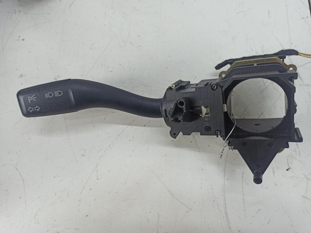переключатель поворотов Audi A4 B6 2001, 3.0 л., бензин, МКПП, синий, седан, 8E0953513