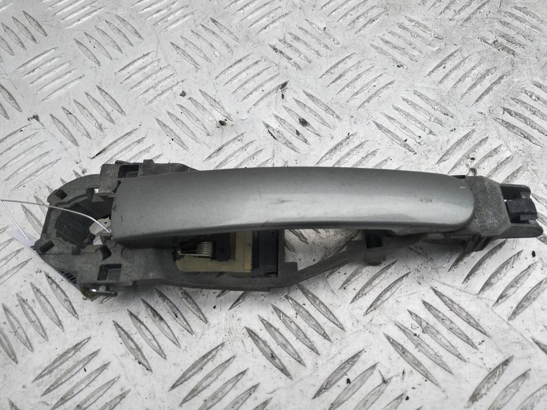 ручка наружная передняя правая Volkswagen Passat B5+ (GP) 2002, 2.0 л., бензин, МКПП, серый, универсал, 3B0837886