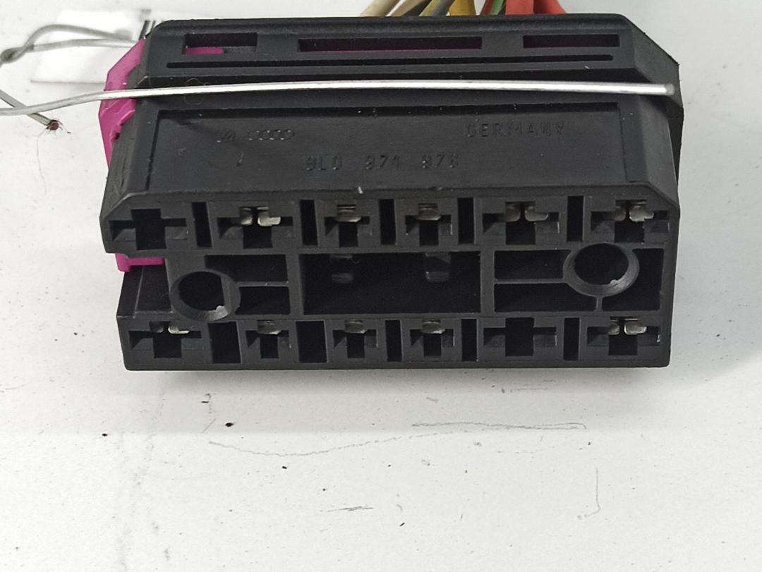 разъем (фишка) проводки Audi A6 C5 2000, 2.5 л., дизель, МКПП, чёрный, универсал, 8L0971978