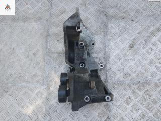 кронштейн ТНВД SEAT Exeo 1 поколение 2011, 2.0 л., дизель, МКПП, синий, универсал, 03L903143H