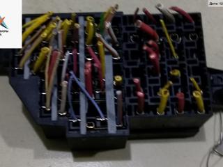 блок предохранителей Renault Clio 2 поколение [2-й рестайлинг] 2003, 1.6 л., бензин, МКПП, чёрный, хетчбэк 5 дв.