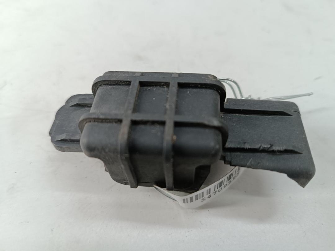 кронштейн радиатора Audi A6 C5 1999, 2.4 л., бензин, АКПП, серый, универсал, 8D0260427 - фото №1