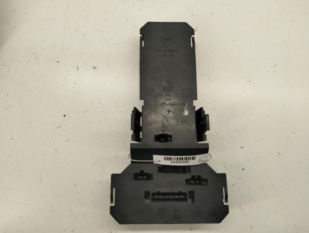 панель заднего левого фонаря Volkswagen Passat B5 1997, 1.6 л., бензин, МКПП, красный, универсал, 3B9945257 - фото №1