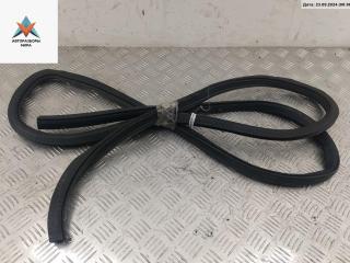 уплотнитель двери Volkswagen Polo 3 поколение 1995, 1.6 л., бензин, МКПП, красный, седан