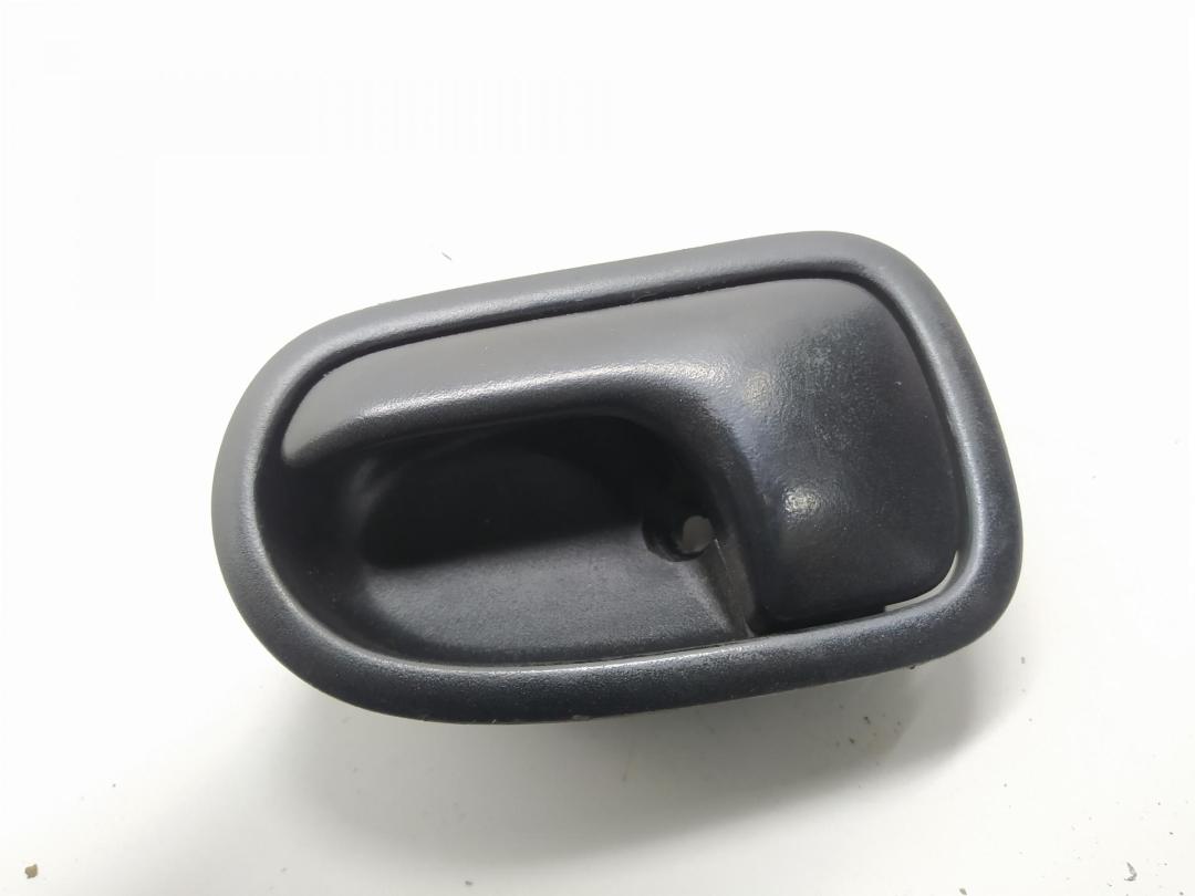 ручка внутренняя передняя левая Mazda 626 GE 1995, 1.8 л., бензин, МКПП, зелёный, хетчбэк 5 дв.