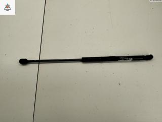 амортизатор крышки багажника (3-5 двери) Volkswagen Golf 3 поколение 1997, 1.4 л., бензин, МКПП, чёрный, хетчбэк 3 дв., 1H6827550A