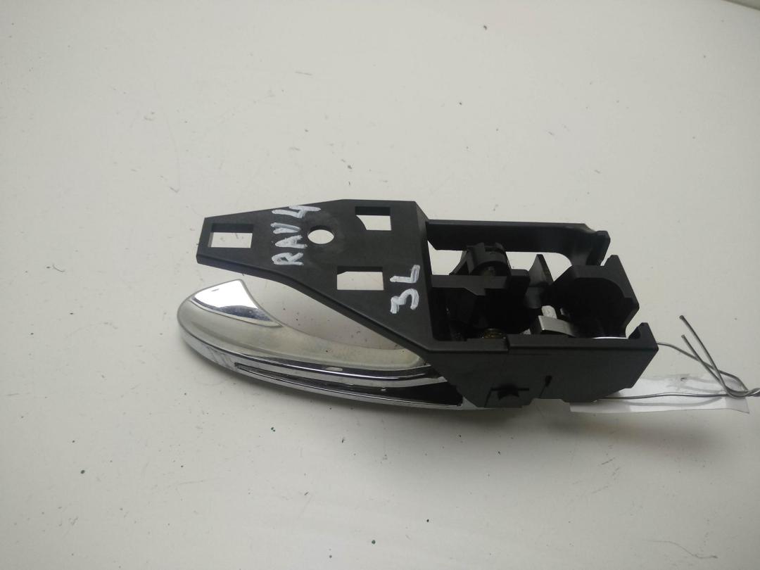 ручка внутренняя задняя левая Toyota RAV4 XA30 2006, 2.2 л., дизель, МКПП, чёрный, внедорожник 5 дв., 69206-33100-B0 - фото №1