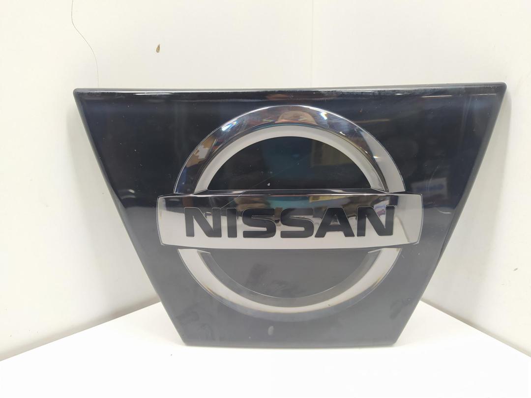 эмблема Nissan Micra K14 ) 2017, 1.5 л., дизель, МКПП, красный, хетчбэк 5 дв., 628905FA0B
