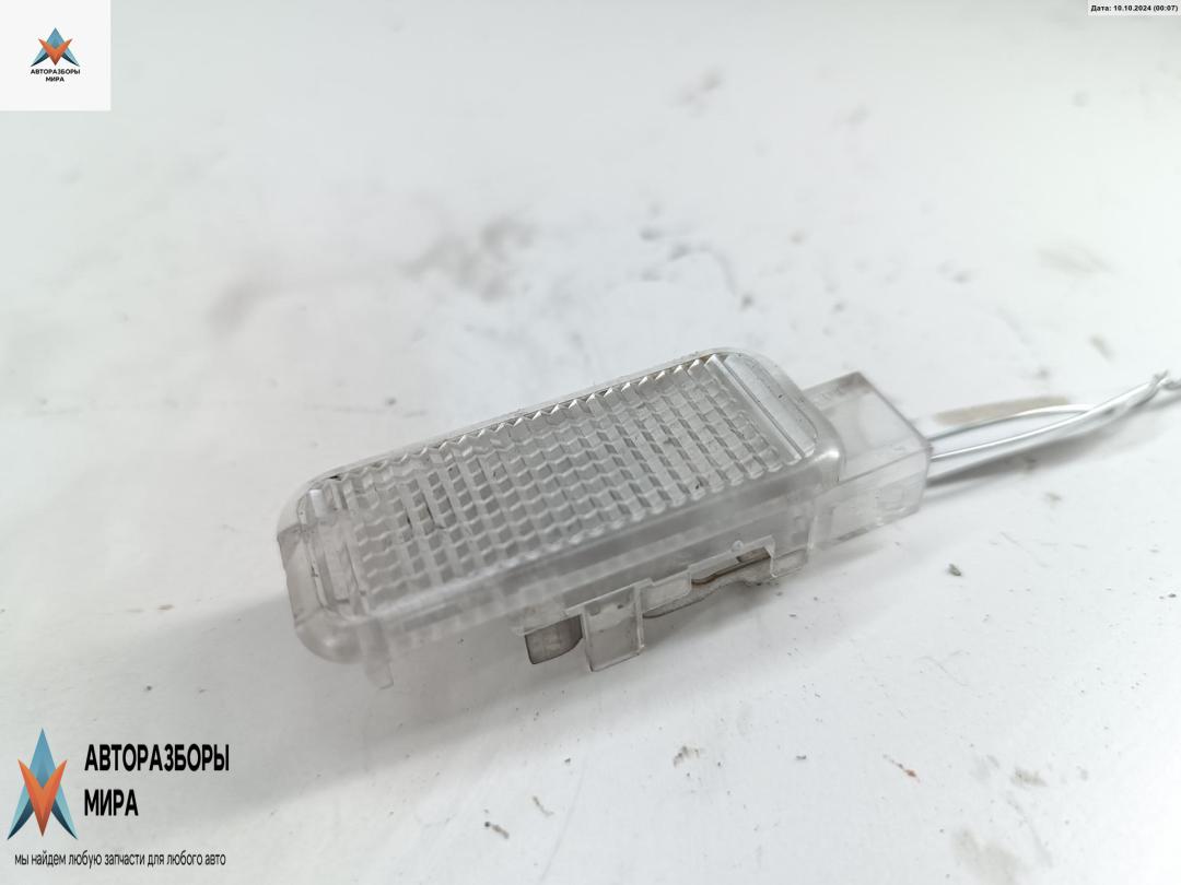 фонарь салона (плафон) Audi A6 4B/C5 1998, 2.4 л., бензин, МКПП, зелёный, универсал, 4B0947415 - фото №1