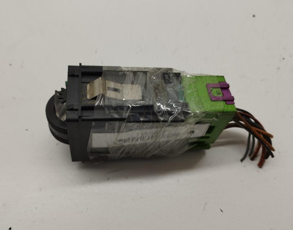 кнопка обогрева сидений Audi A6 C5 2003, 2.5 л., дизель, АКПП, чёрный, универсал, 4B0963563B