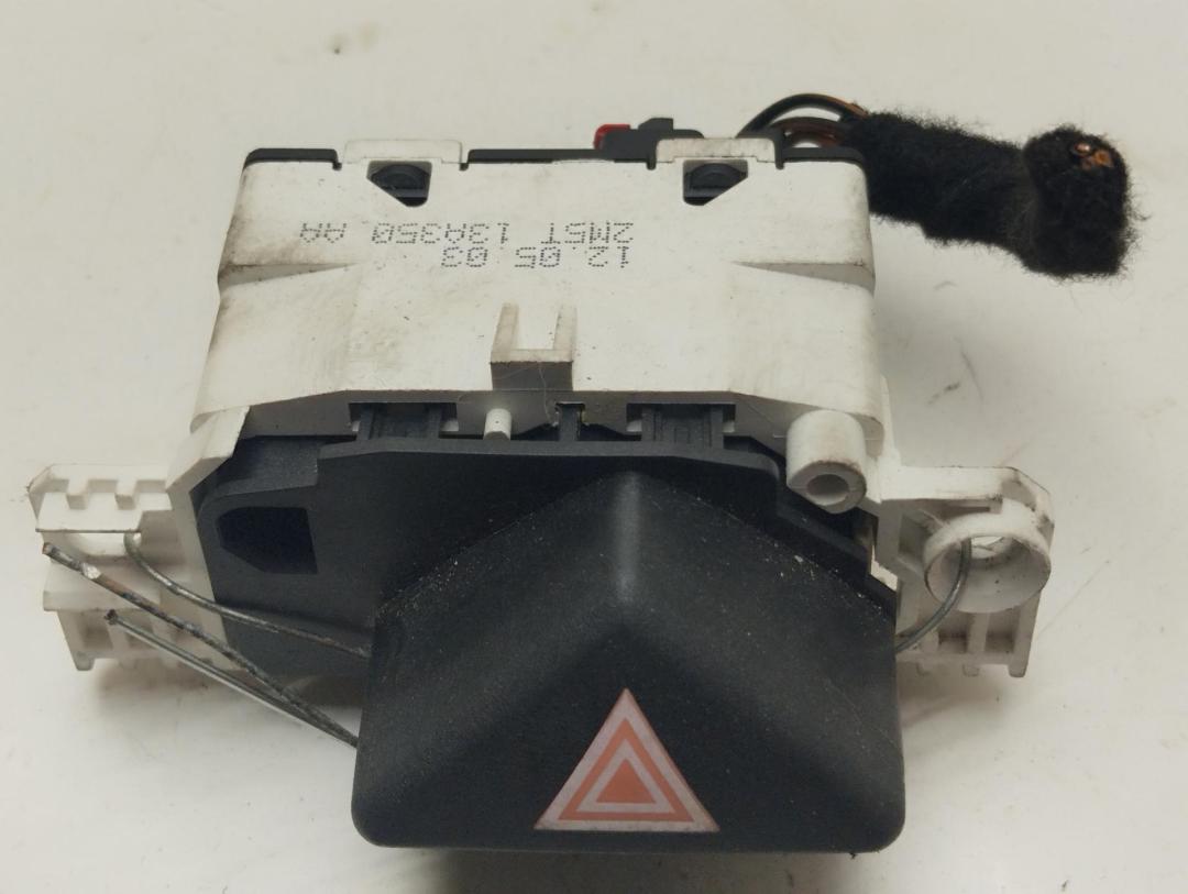 кнопка аварийной сигнализации Ford Focus I 2003, 1.6 л., i, бензин, МКПП, зелёный, хетчбэк 5 дв., 2M5T13A350AA