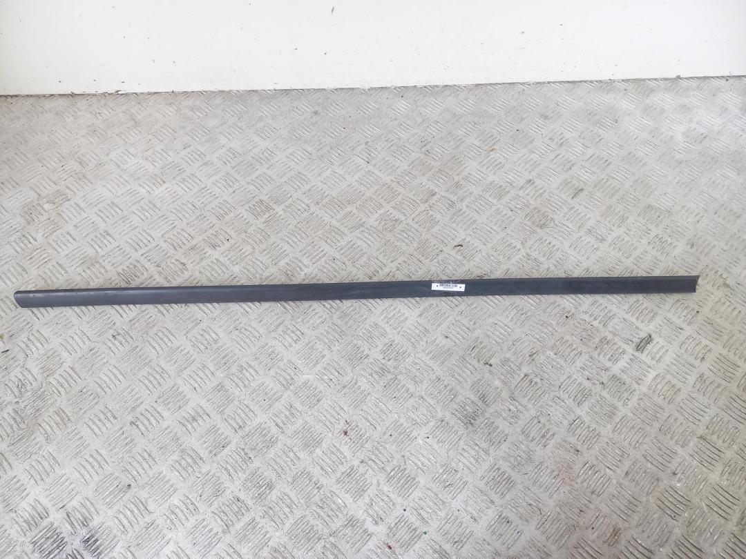 молдинг двери передней правой BMW 3 E46 2002, 2.0 л., дизель, МКПП, серый, седан, 8208450