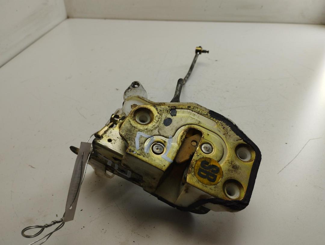замок двери передней левой Honda Civic 6 поколение 1997, 1.4 л., бензин, МКПП, серый, хетчбэк 3 дв. - фото №1