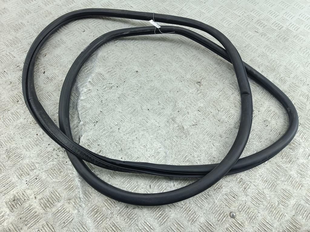 уплотнитель двери Porsche Cayenne 2003, 4.5 л., бензин, АКПП, чёрный, внедорожник 5 дв.