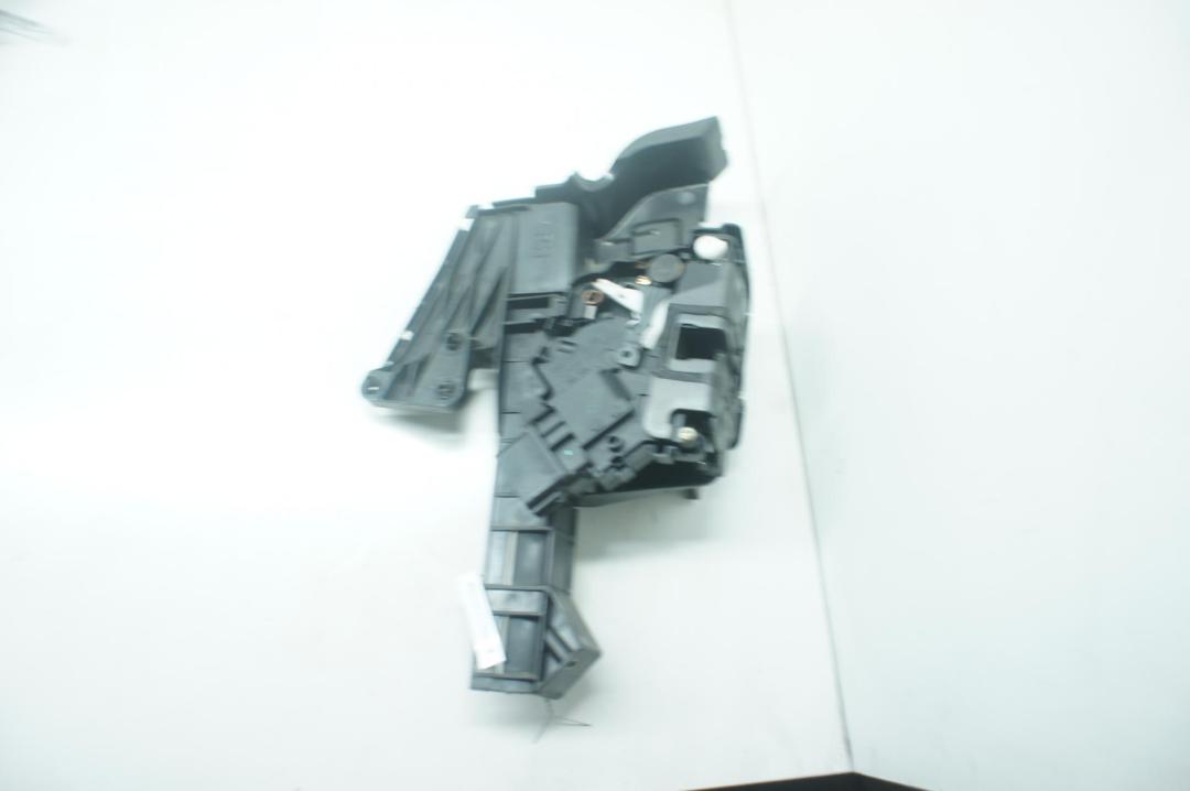 замок двери задней правой Ford Focus 2 поколение 2006, 1.6 л., i, бензин, МКПП, серый, универсал, 4M5AA26412BC - фото №1