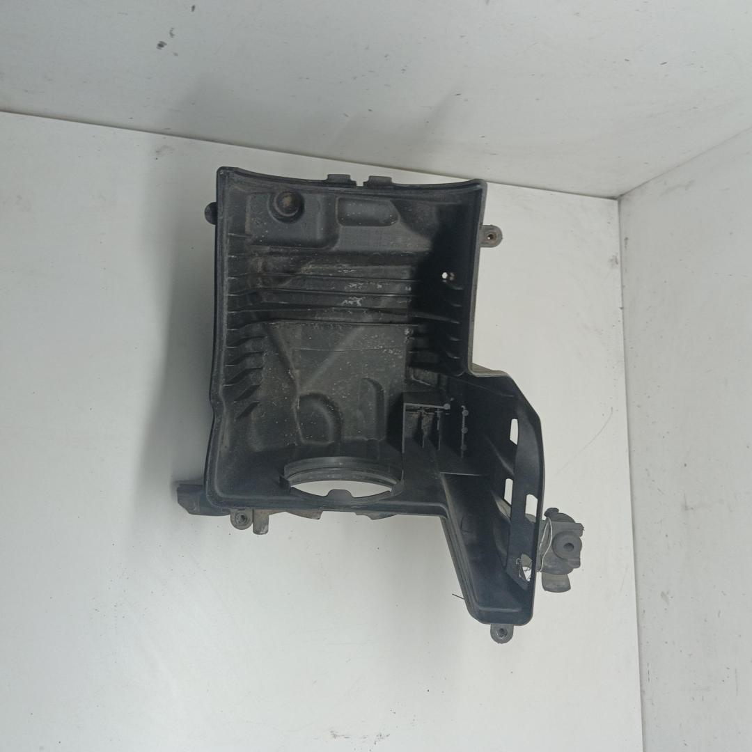 корпус воздушного фильтра Ford Focus 3 поколение 2012, 1.0 л., бензин, МКПП, красный, хетчбэк 5 дв., AV619600BF - фото №1