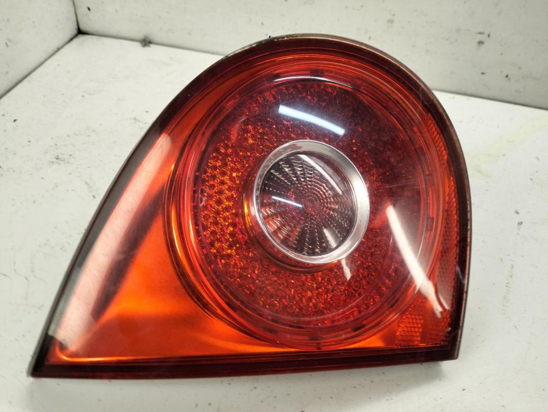 фонарь крышки багажника левый Volkswagen Golf-5 2003, 1.6 л., бензин, МКПП, чёрный, хетчбэк 3 дв., 1K6945107C