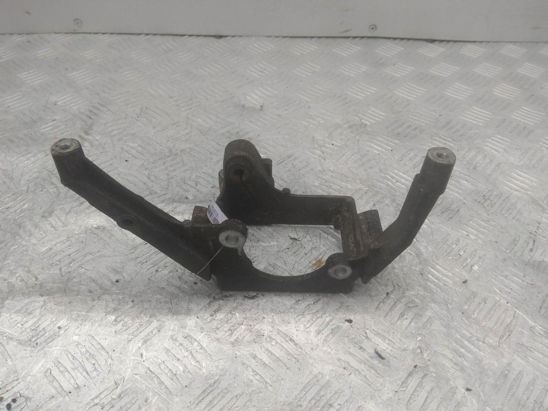 кронштейн генератора Audi A6 C5 1997, 2.4 л., бензин, МКПП, красный, седан