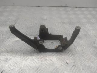кронштейн генератора Audi A6 4B/C5 1997, 2.4 л., бензин, МКПП, красный, седан