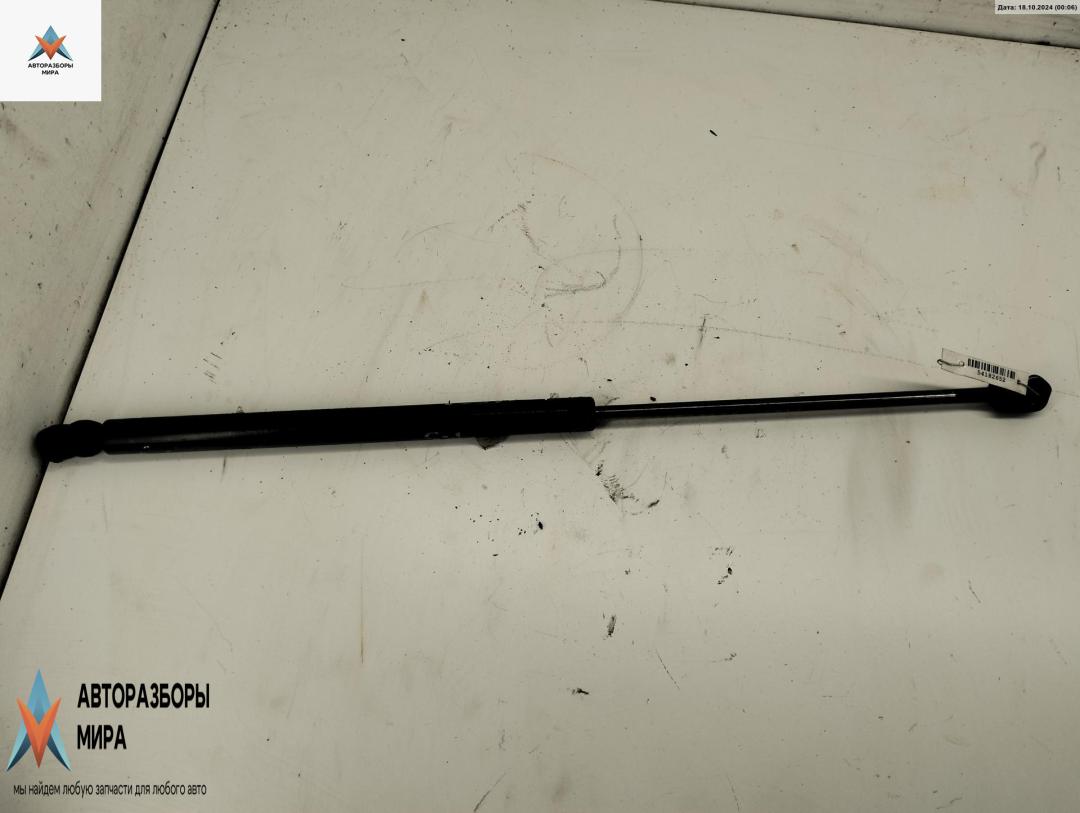 амортизатор крышки багажника (3-5 двери) Volkswagen Golf 3 поколение 1993, 1.8 л., бензин, МКПП, синий, хетчбэк 5 дв., 1H6827550A - фото №1